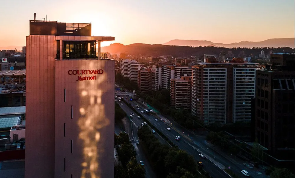HOTELERIA-HOME-Courtyard-Santiago-Las-Condes-10-anos-chefandhotel